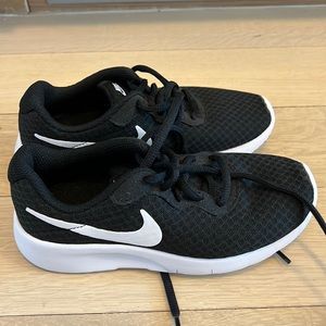Nike kids Tanjun sneaker brand new without tags